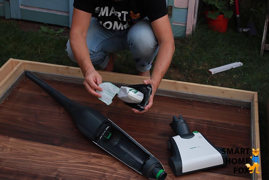 Cleaning or replacing the filter on the VB100